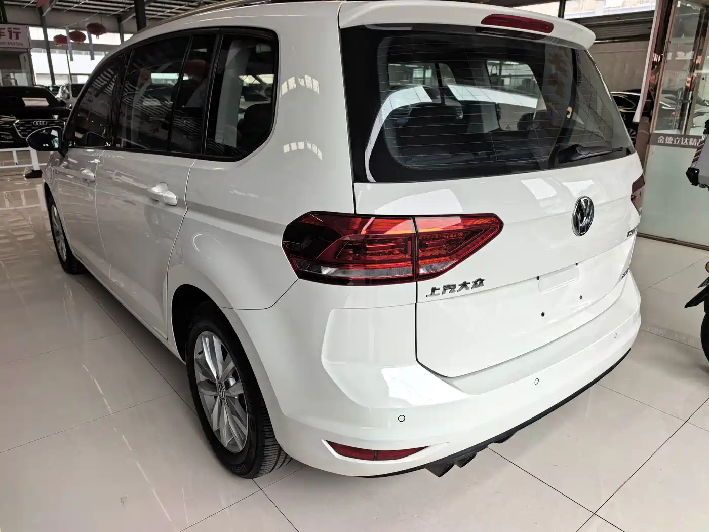 Volkswagen Touran 2018 Touran L 280TSI DSG Comfort 7-seater China V фото 4
