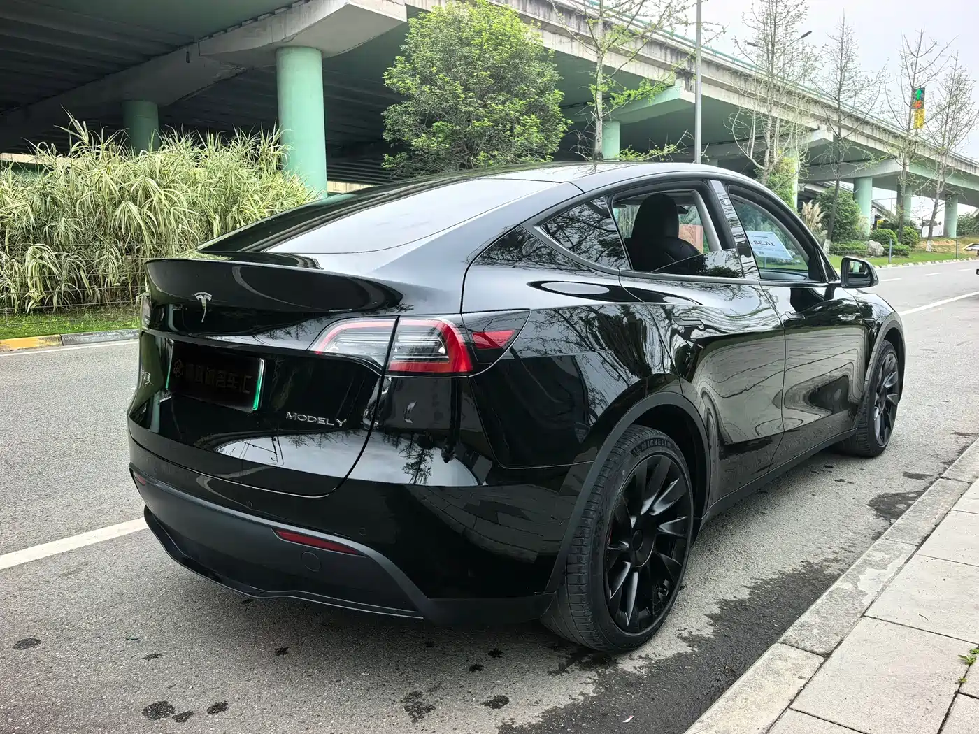 TESLA MODEL Y