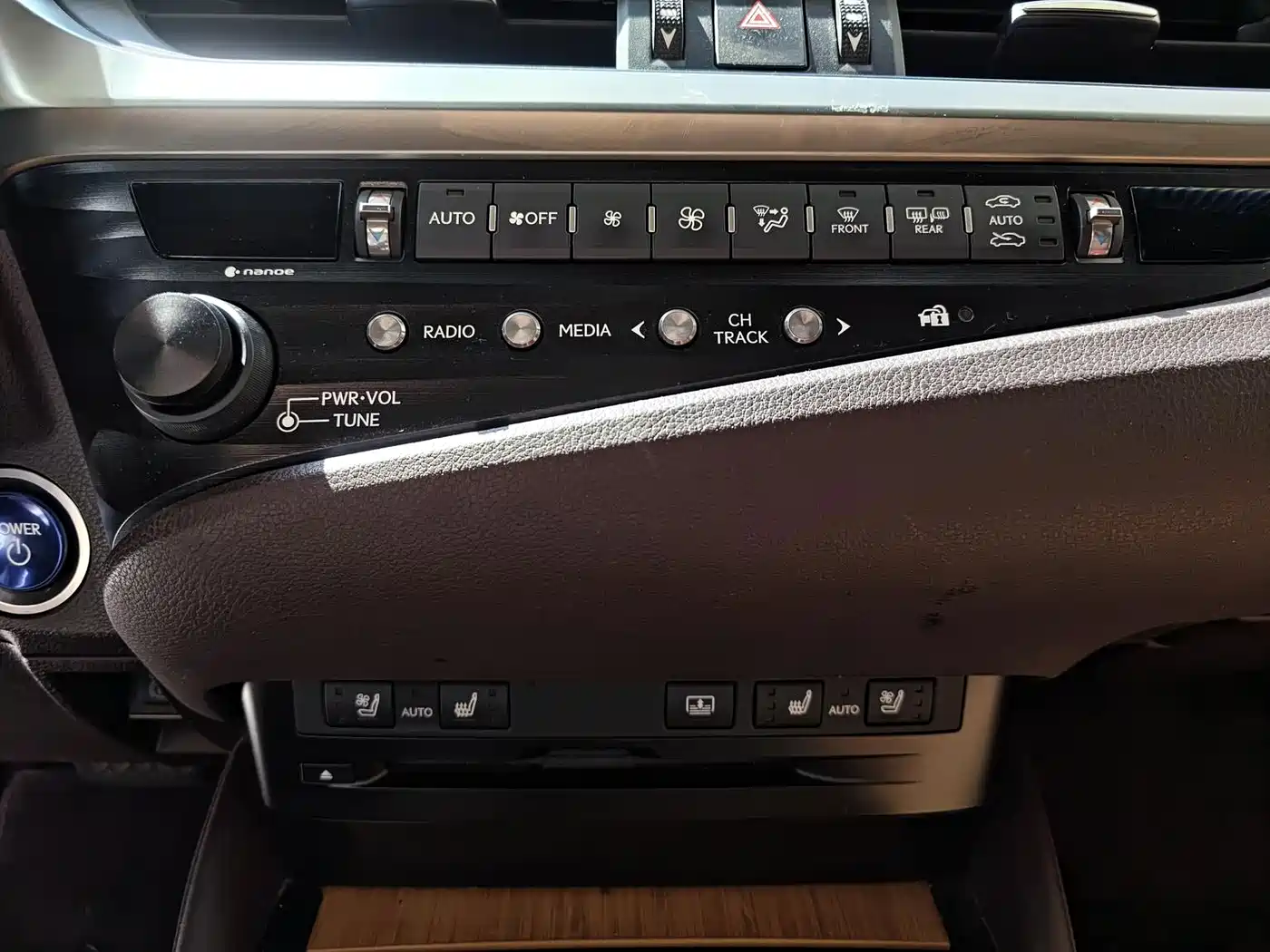 Фото 17 - Lexus ES