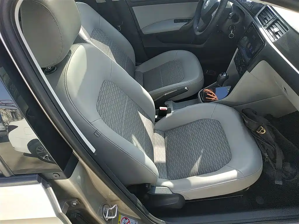 Škoda Rapid 2015 1.6L Automatic Smart Selection фото 25