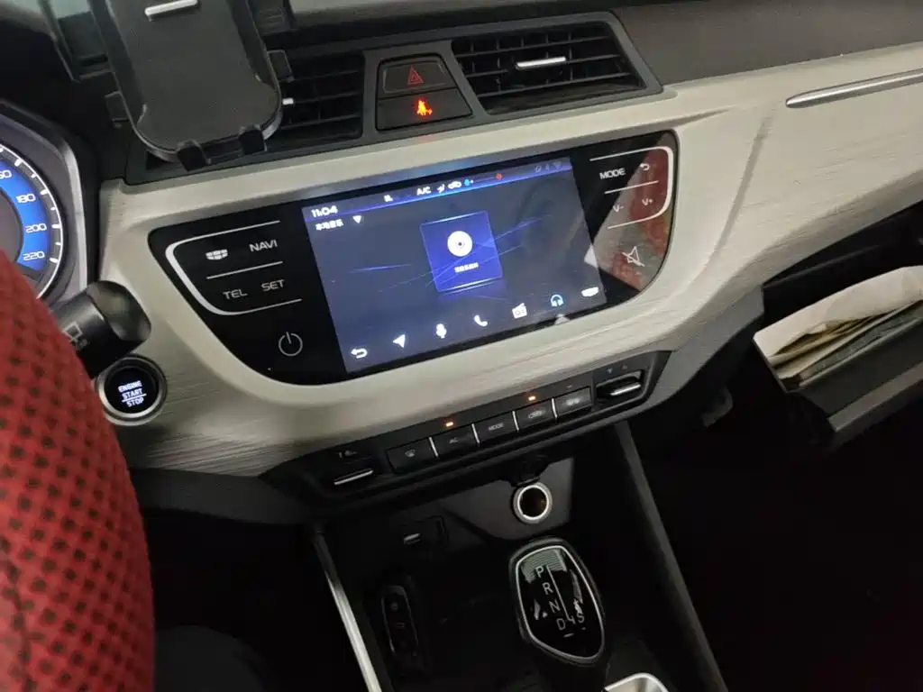 Фото 13 - Geely Vision X3