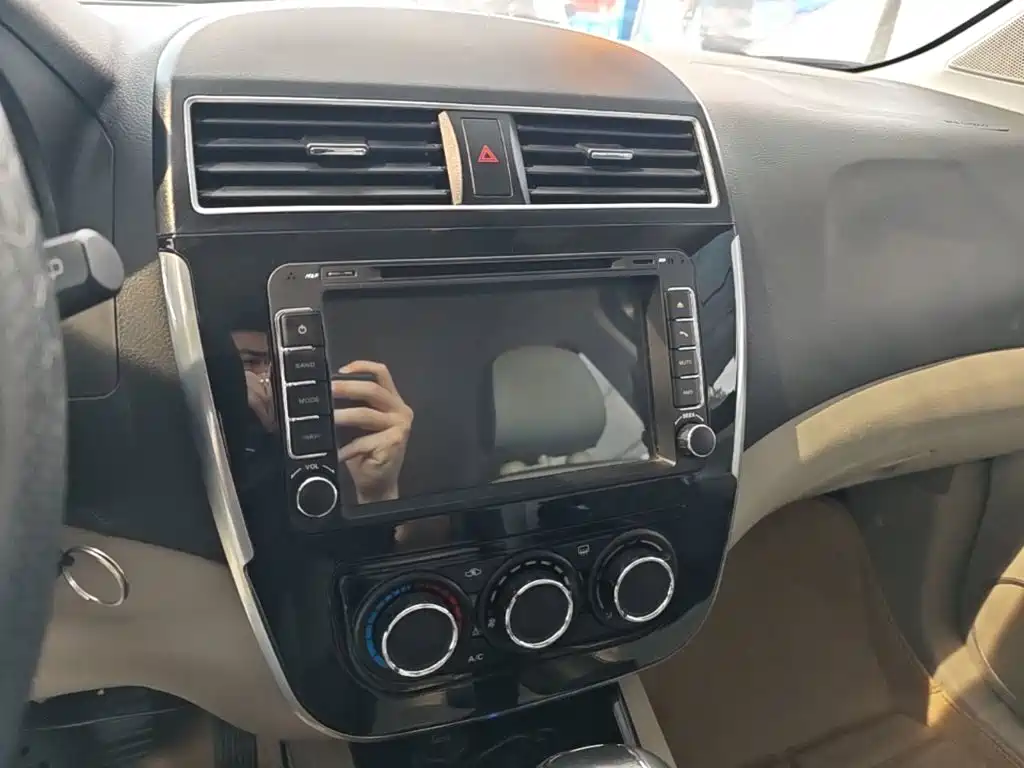 Dongfeng Fengxing Joyear XV 2016 2016 1.6L CVT Comfort