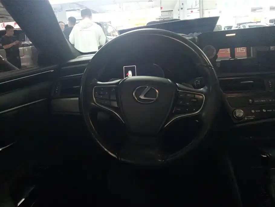 Lexus ES 2022 300h Ultimate Edition фото 15