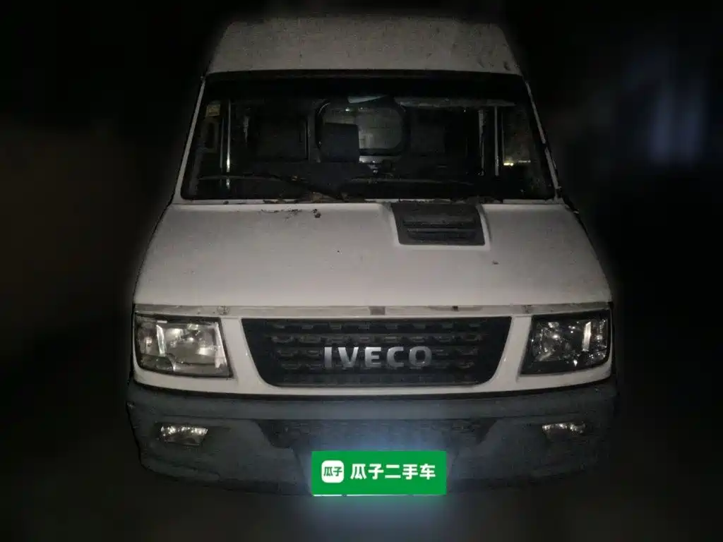 Iveco Daily 2022 2021 Model 2.8T V35 VAN Cargo Van 3 Seats Short Wheelbase Medium Roof Single Tire Sliding Door