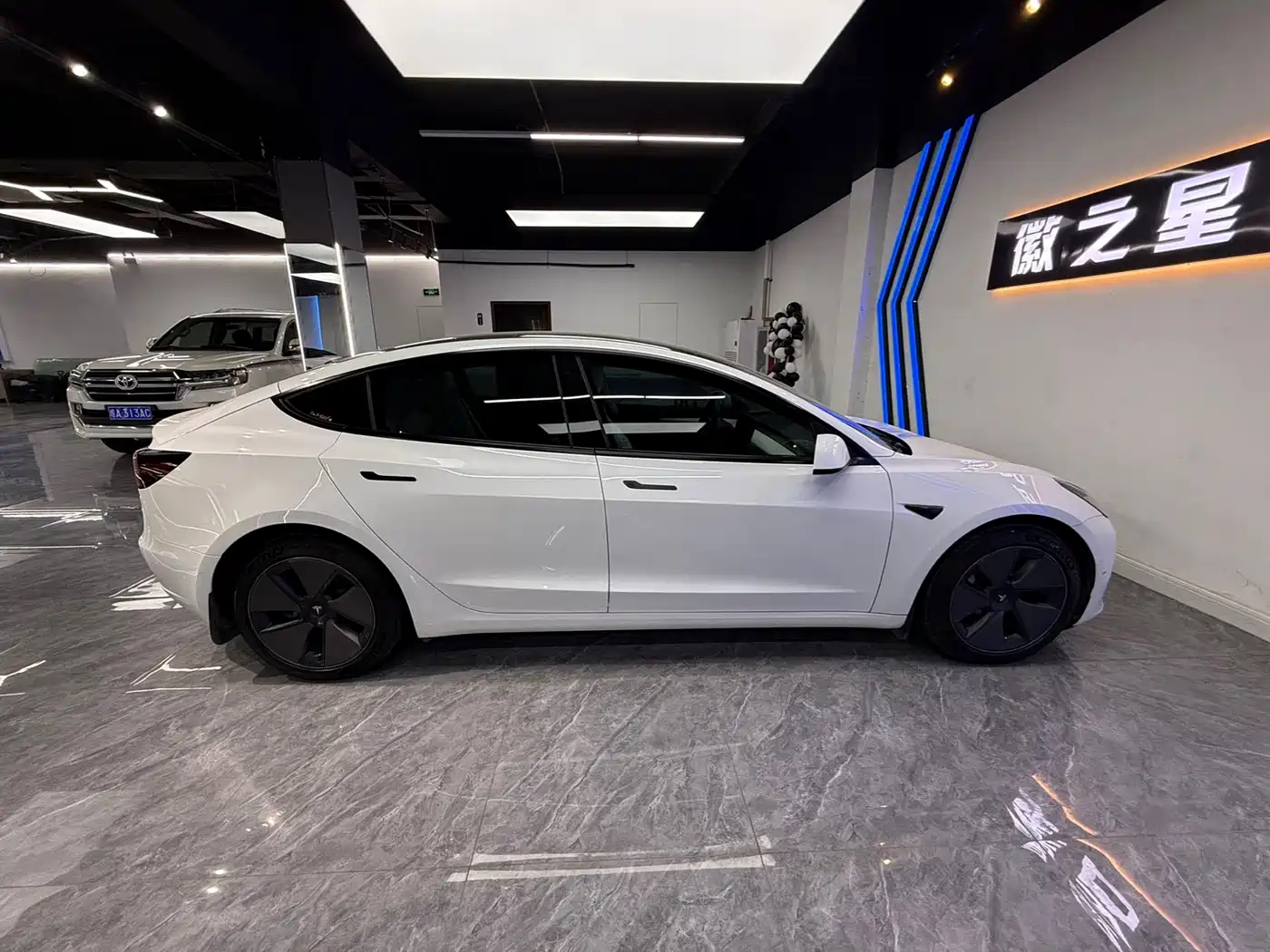TESLA MODEL 3