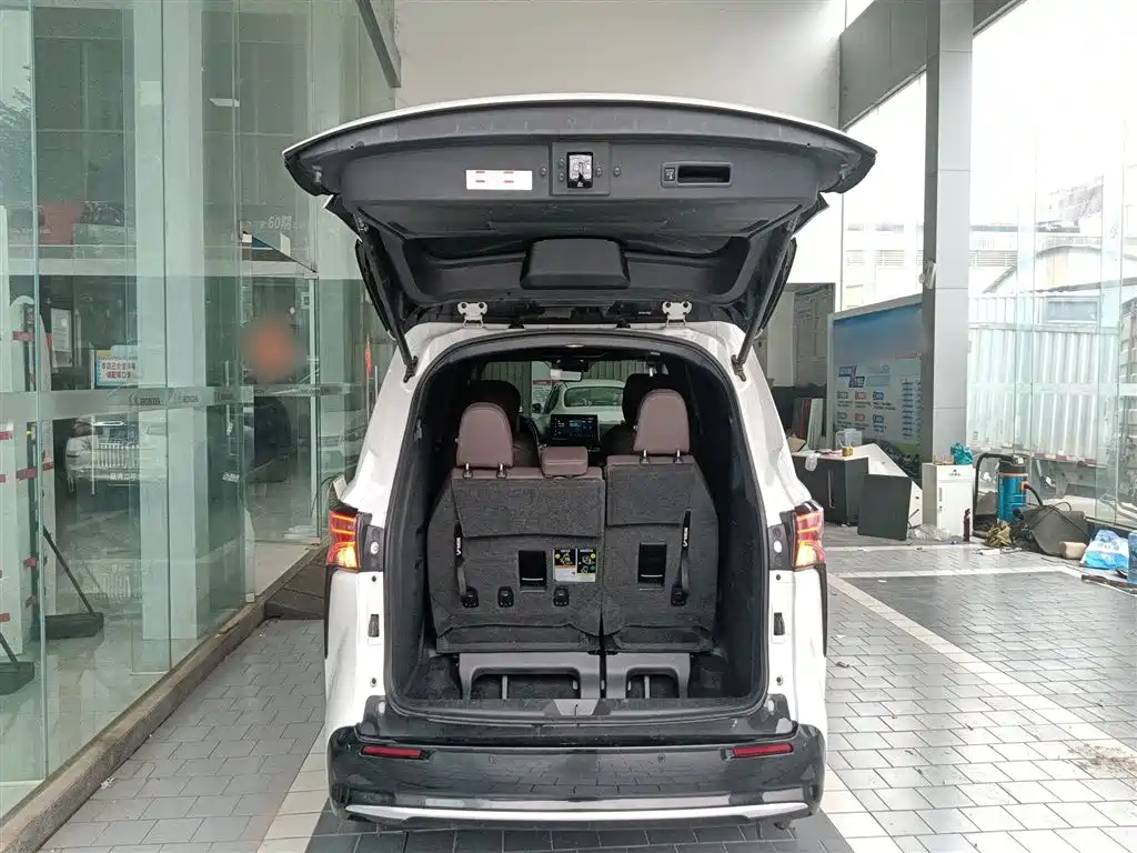 Toyota Sienna 2021 2.5L Hybrid Platinum Edition фото 19