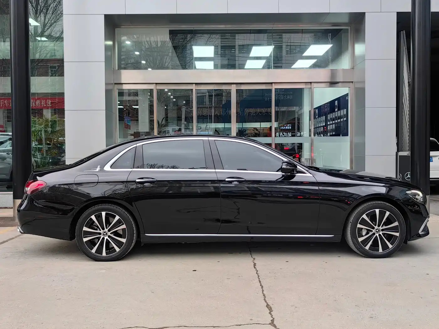 Mercedes-Benz E-Class New Energy 2022 E 350 e L Plug-in Hybrid Sedan фото 4