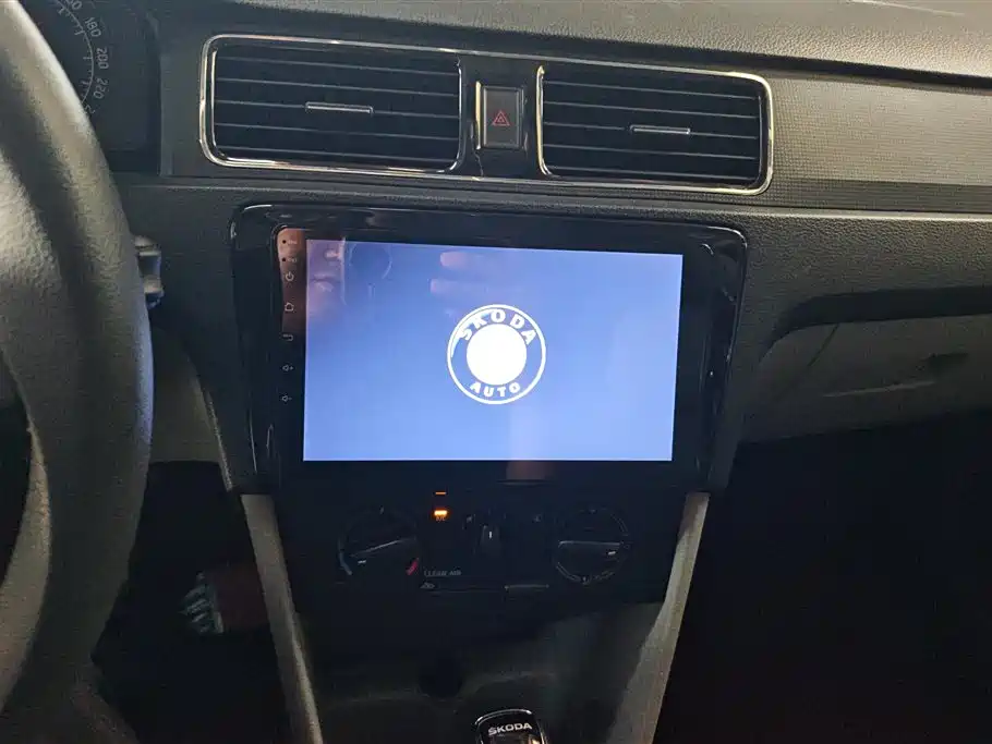Škoda Rapid 2016 1.6L Automatic Pioneer Edition фото 13