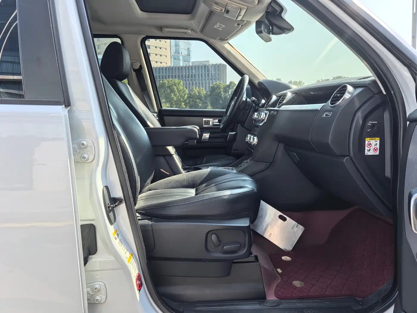 Land Rover Discovery 2015 3.0 SC V6 SE фото 19