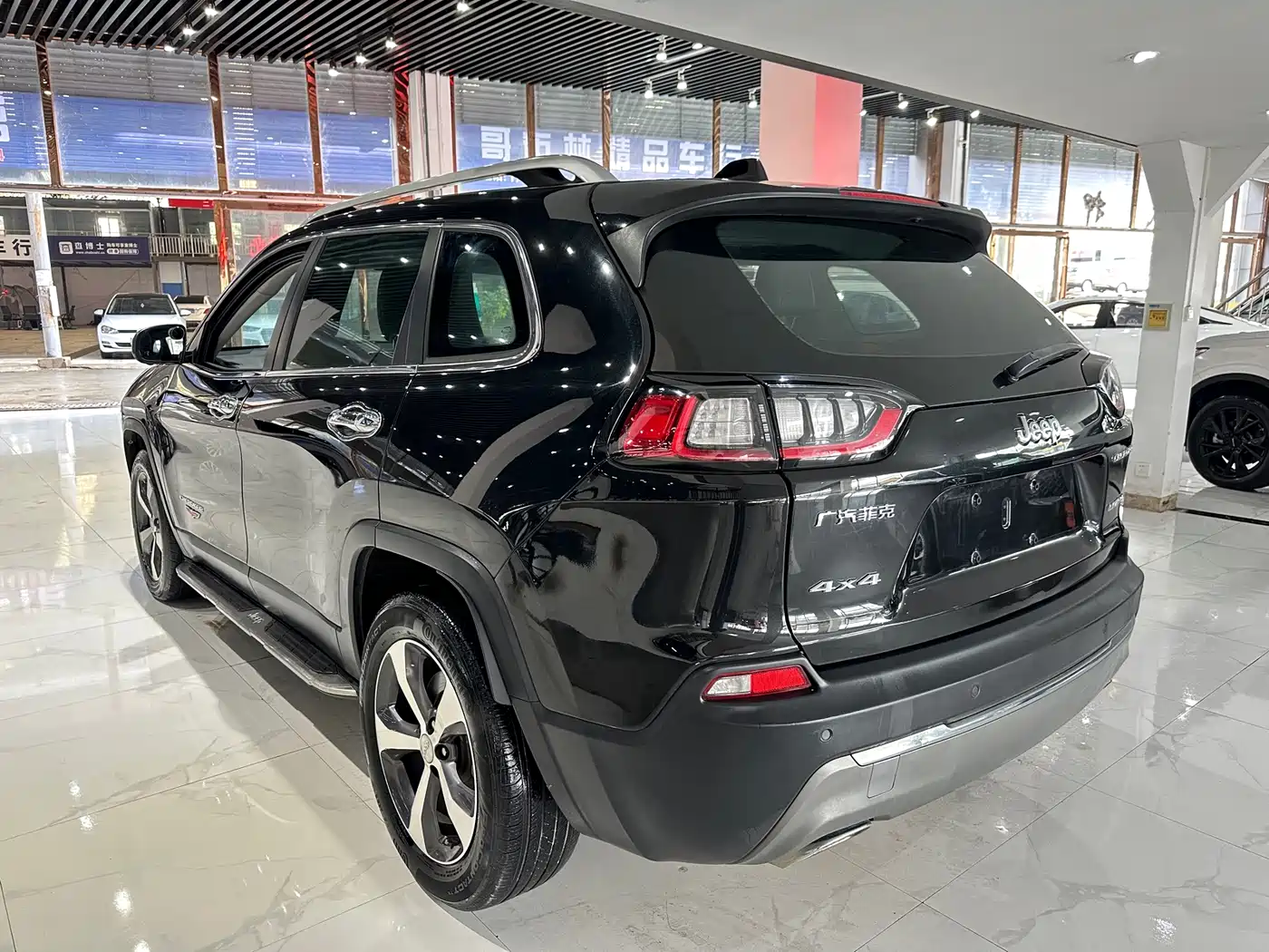 Фото 4 - Jeep Cherokee