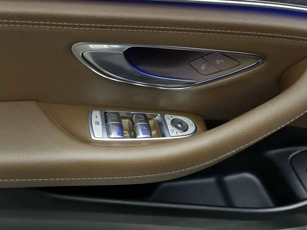 Photo 9 - Mercedes-Benz E-Class