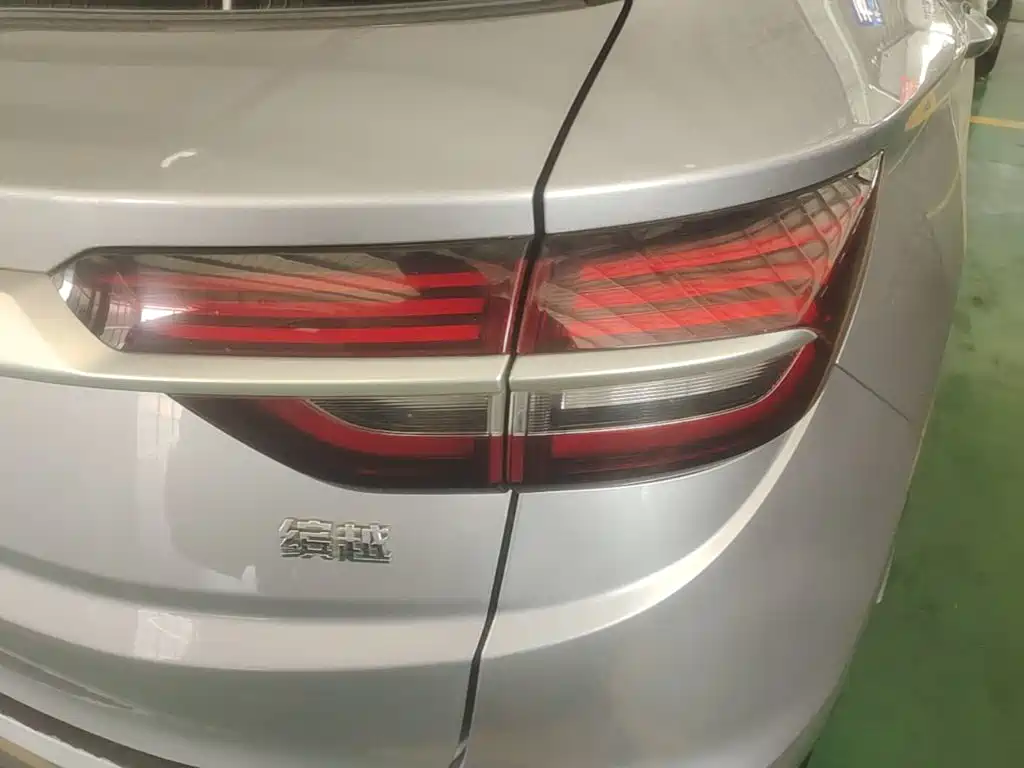 Фото 8 - Geely Coolray