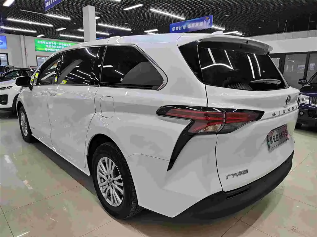 Toyota Sienna 2021 2.5L Hybrid Comfort Edition фото 6