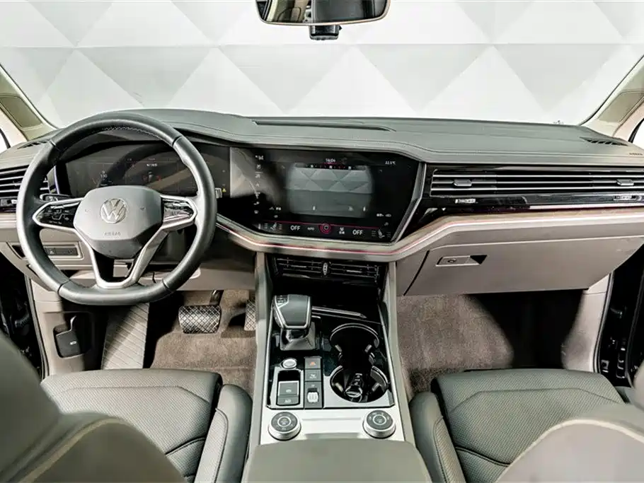 VOLKSWAGEN TOUAREG