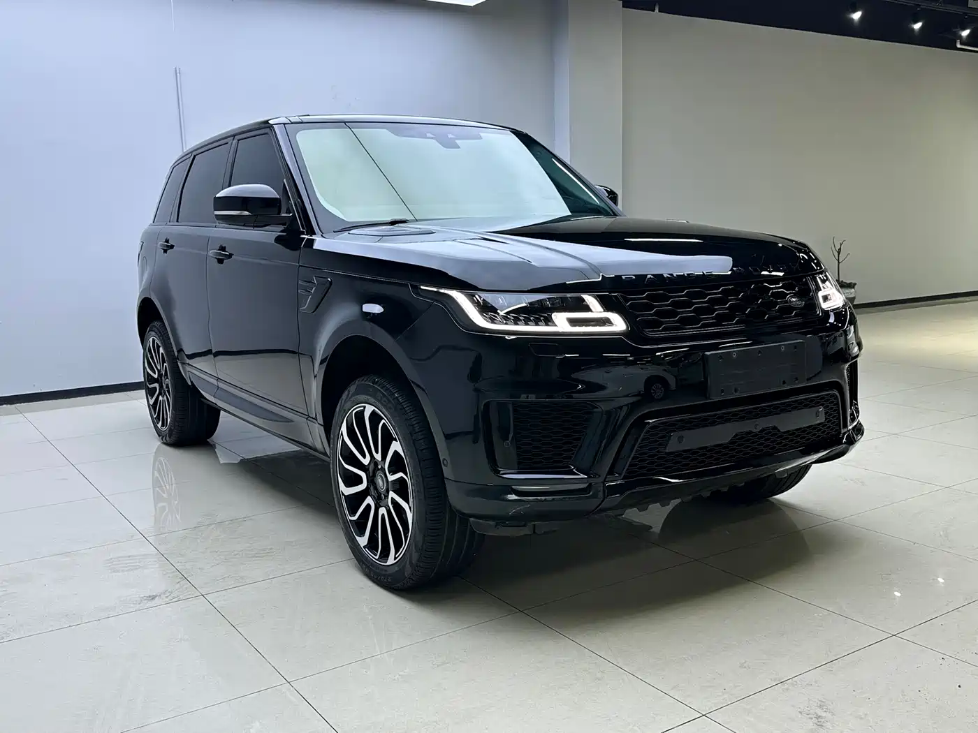 Land Rover Range Rover Sport 2021 3.0 L6 Gloss Black Edition фото 3