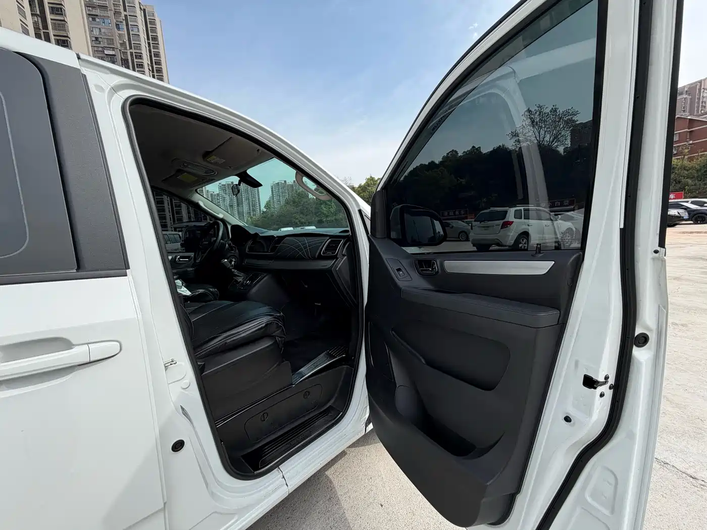 SAIC Maxus Maxus G10 2023 2.0T Manual Multi-function Edition Diesel 7-seater фото 6