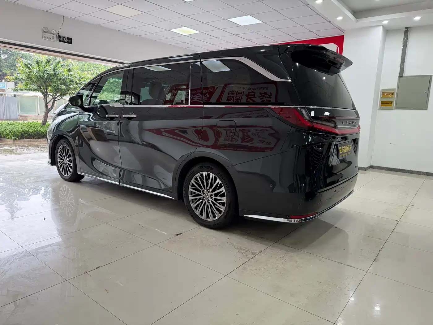 Lexus LM 2023 350h 7-Seater Elegance Edition фото 4