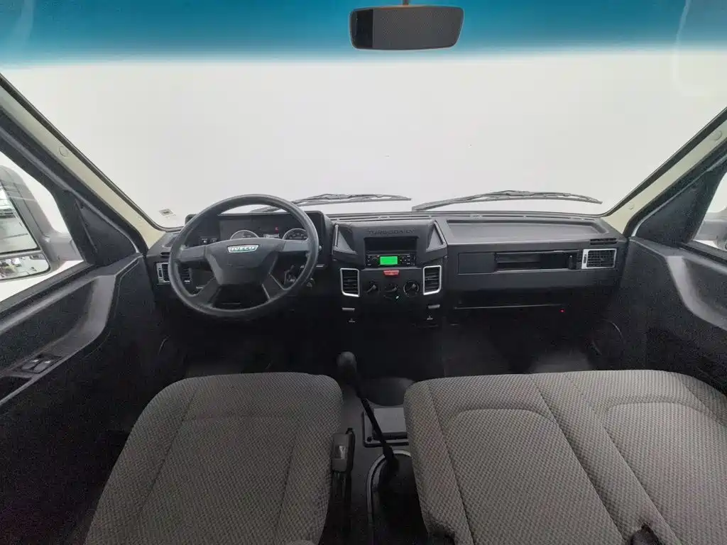 Iveco Daily 2023 2021 Model 2.5T A35 M1 Passenger Vehicle 5-9 Seats Short Wheelbase Medium Roof Dual Tires Manual Door