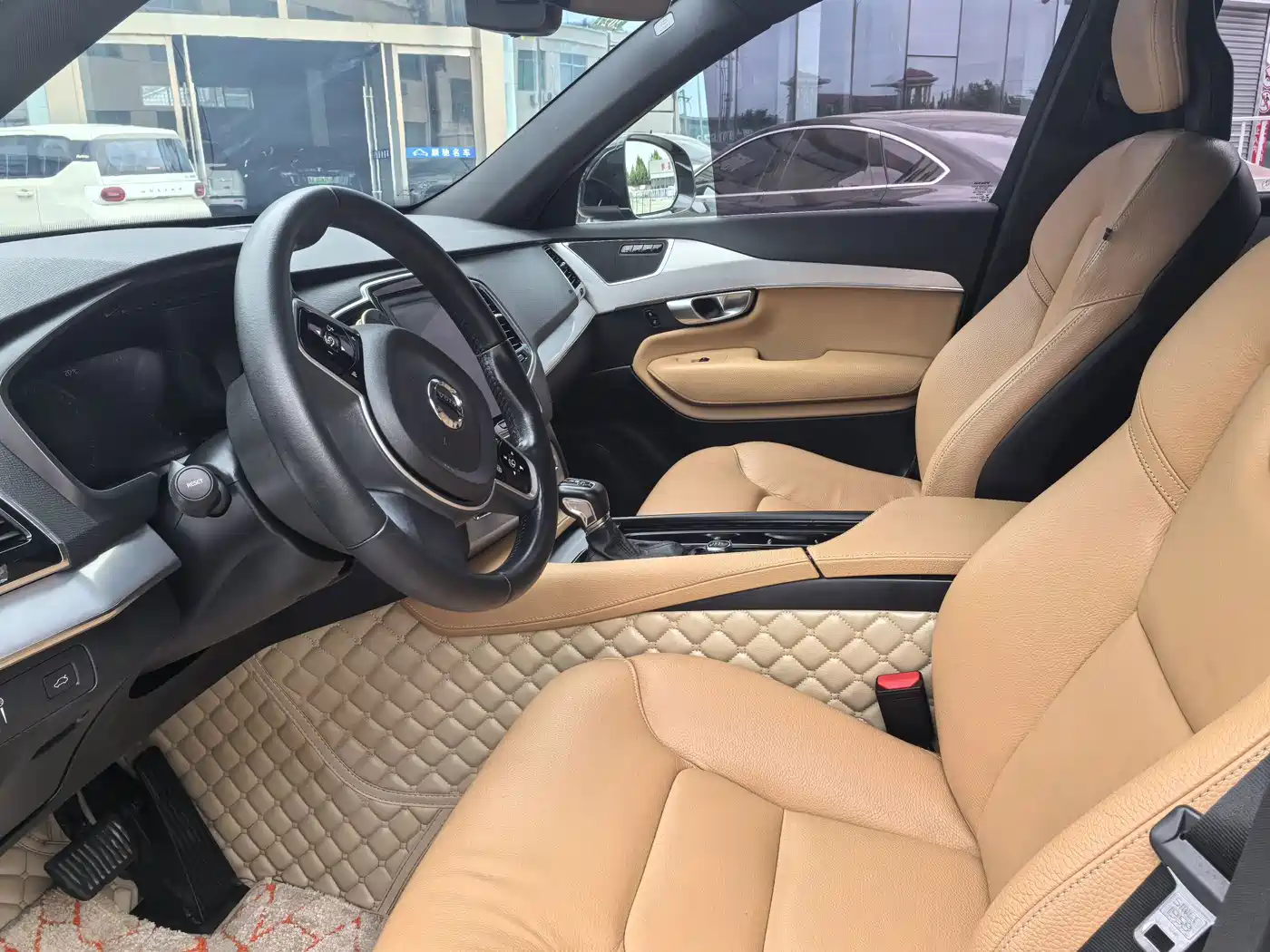 Фото 9 - Volvo XC90