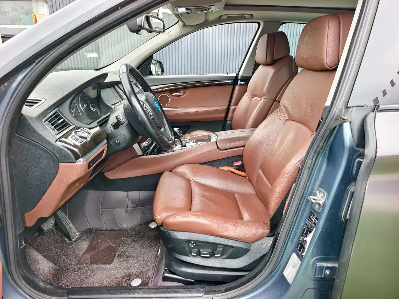 BMW 5 Series GT 2010 535i Luxury Model фото 9