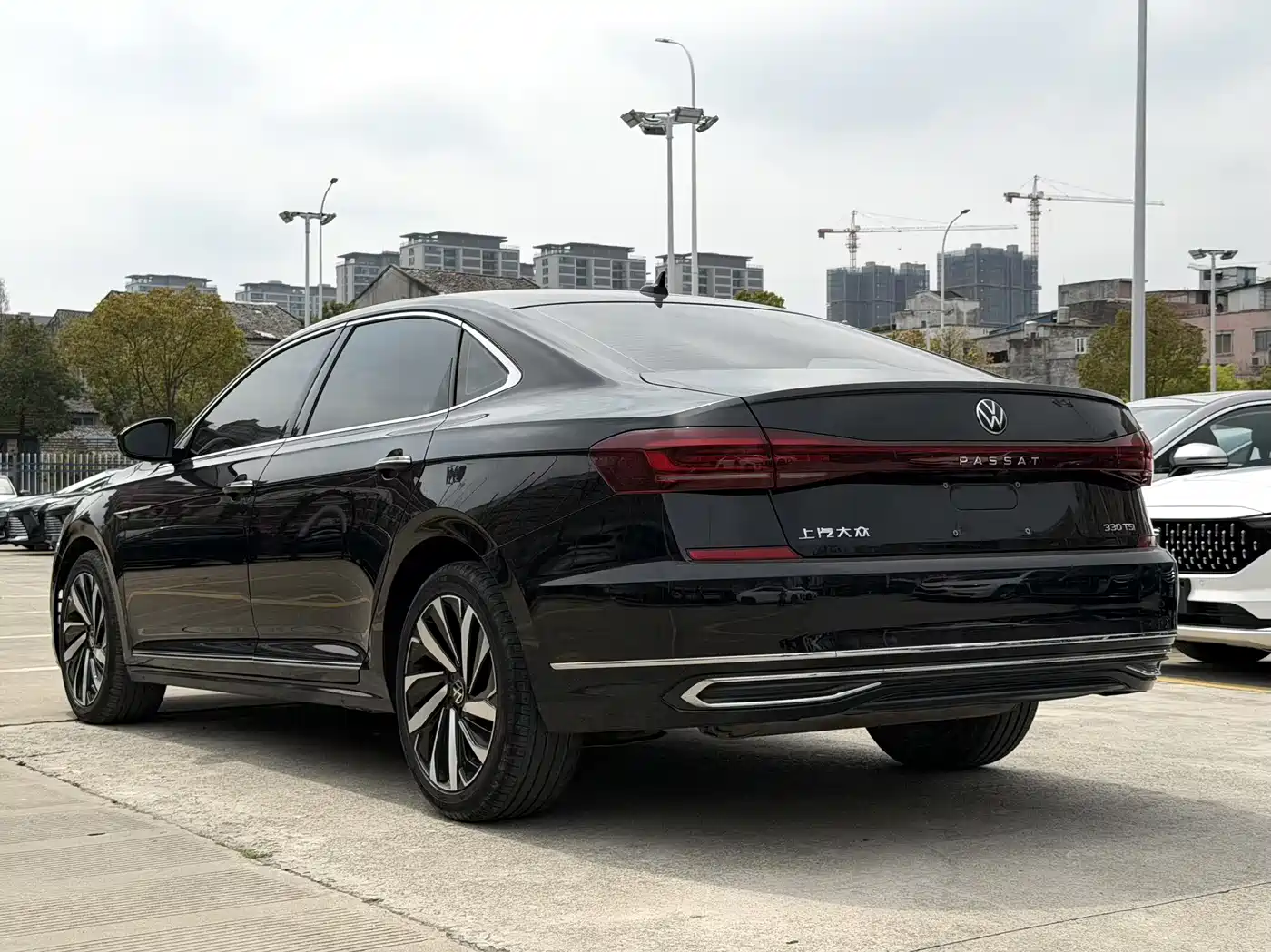 Volkswagen Passat 2023 330TSI Luxury Edition фото 4