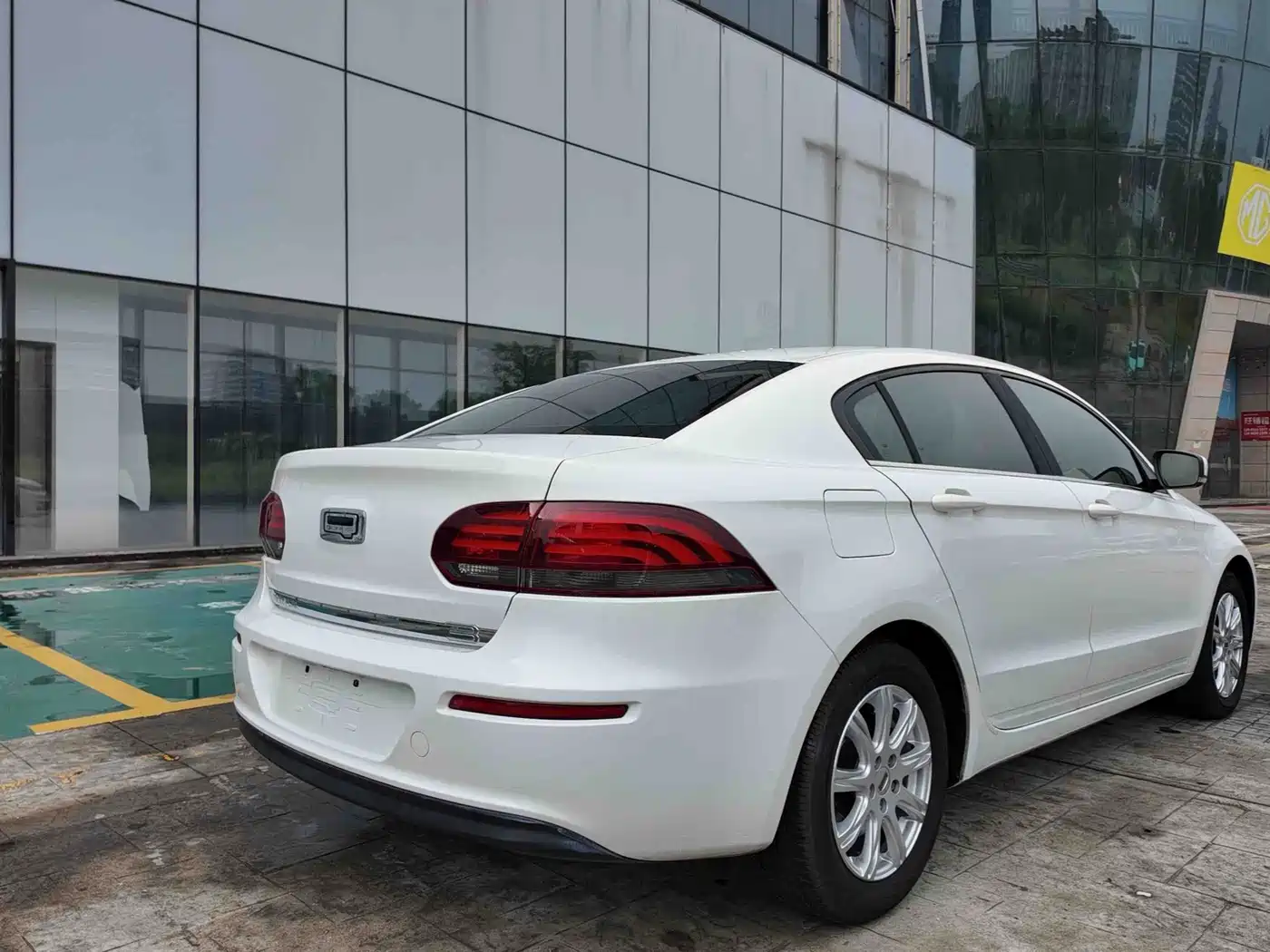 Qoros 3 2015 2014 Sedan 1.6L Automatic Joy