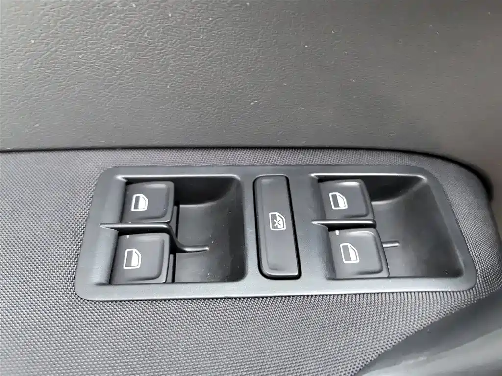 Volkswagen Polo 2014 1.6L Cross Polo Automatic фото 9