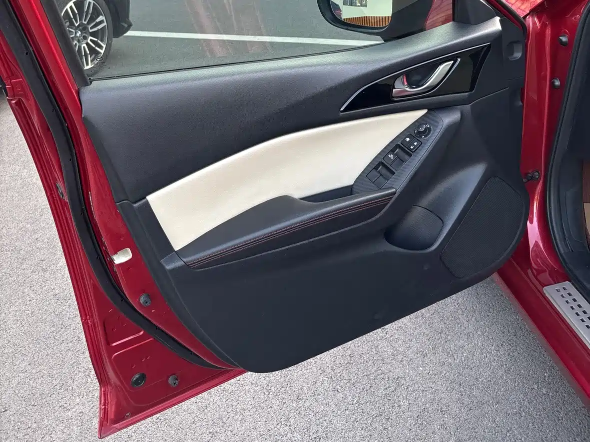 صورة 8 - Mazda Mazda 3