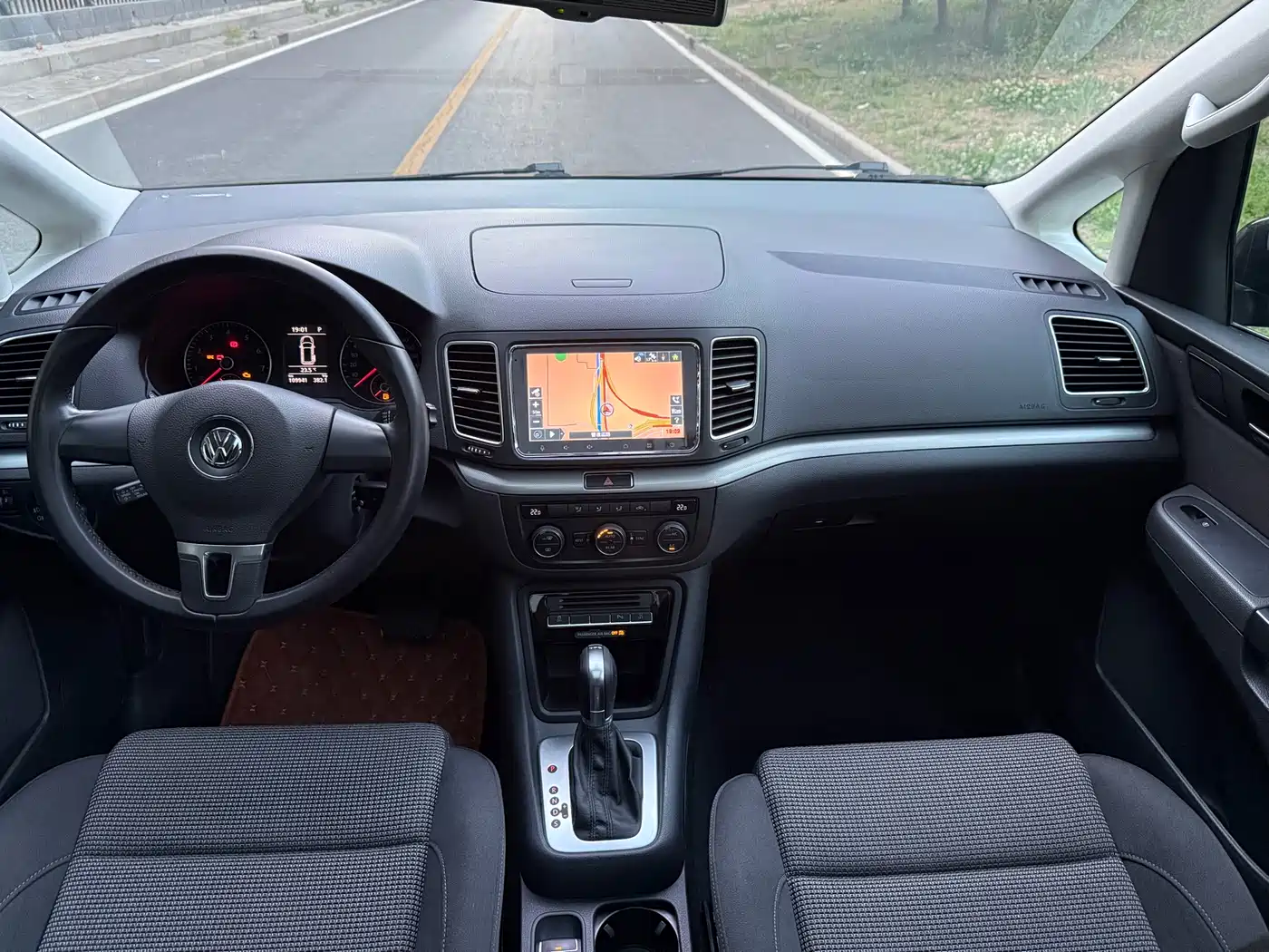 Volkswagen Sharan 2015 1.8TSI Comfort фото 8