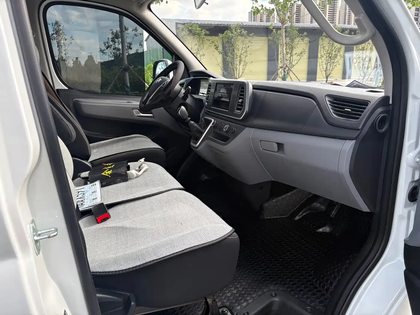SAIC Maxus Xintu V80 2025 PRO Pride Transport 2.0T Manual Short Wheelbase Ultra-low Roof 5/6 Seats фото 6