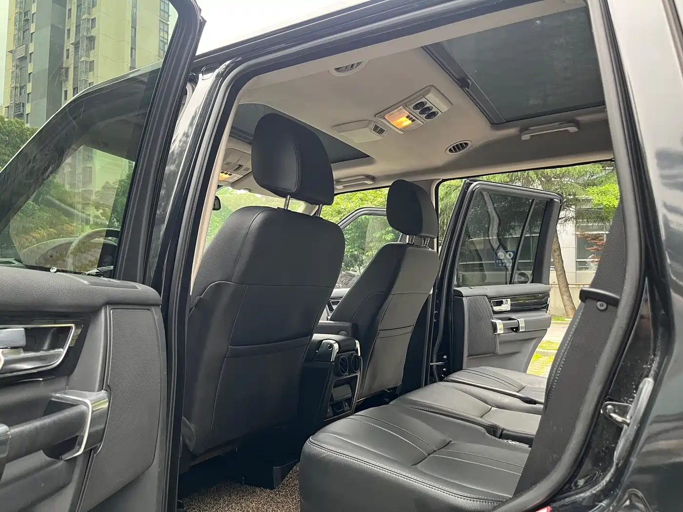 Land Rover Discovery 2015 3.0 SDV6 HSE Diesel фото 9