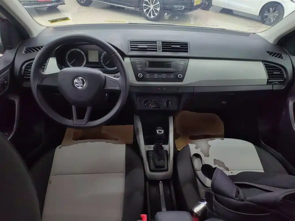 Škoda Fabia 2017 1.4L Auto Car Enjoy Edition фото 10