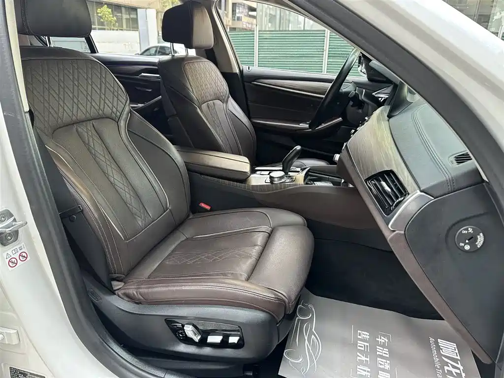 BMW 5 Series New Energy 2019 530Le Pioneer Edition фото 9