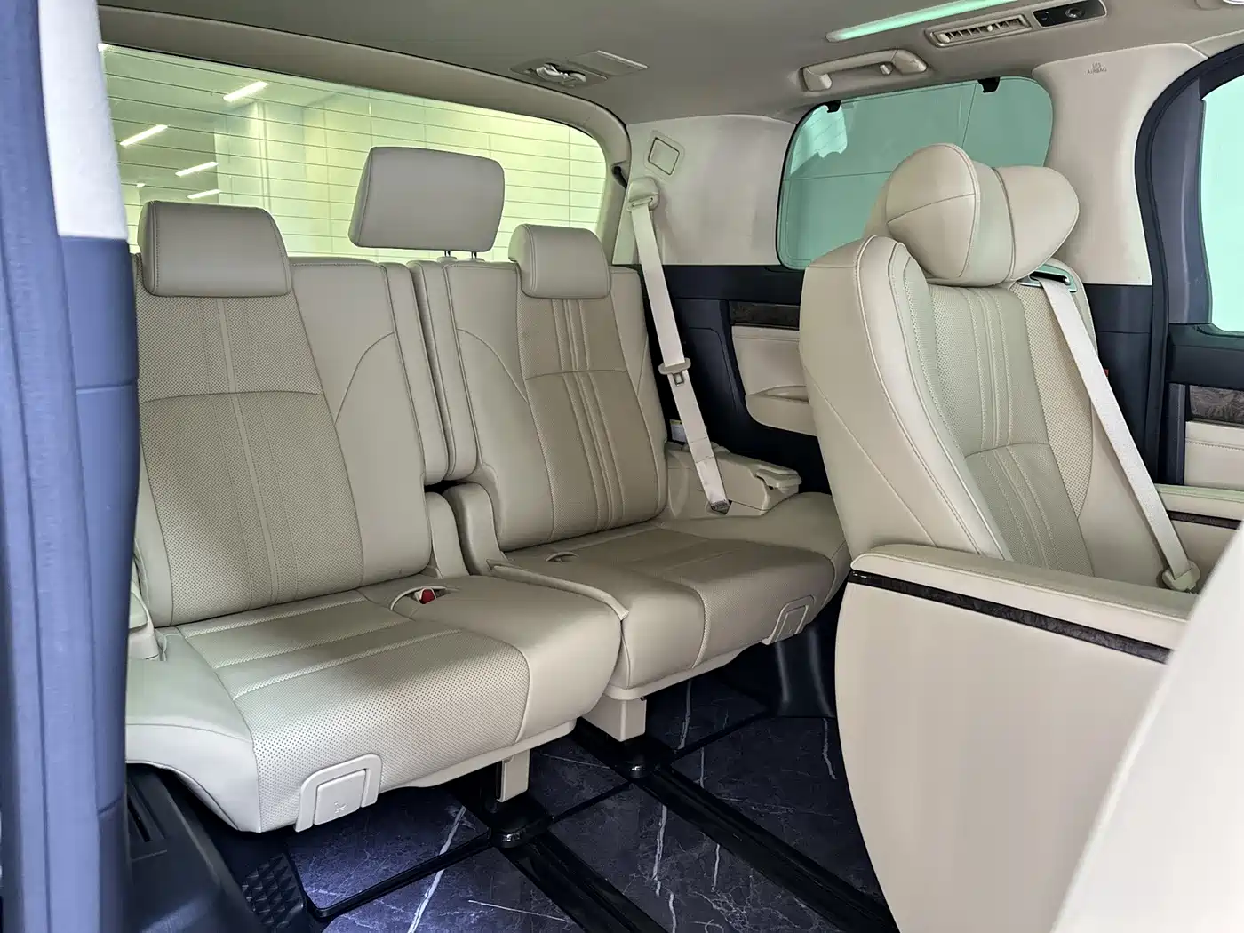 Toyota Alphard 2021 Hybrid 2.5L Ultimate фото 16