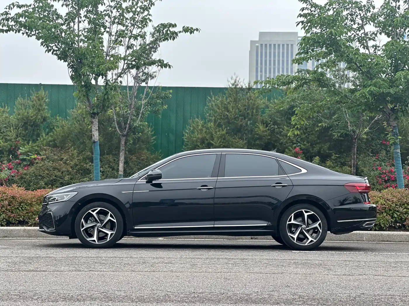 Volkswagen Passat 2024 380TSI Starlight Dragon Glory Edition фото 3