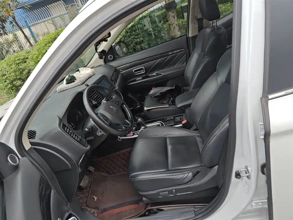 MITSUBISHI OUTLANDER