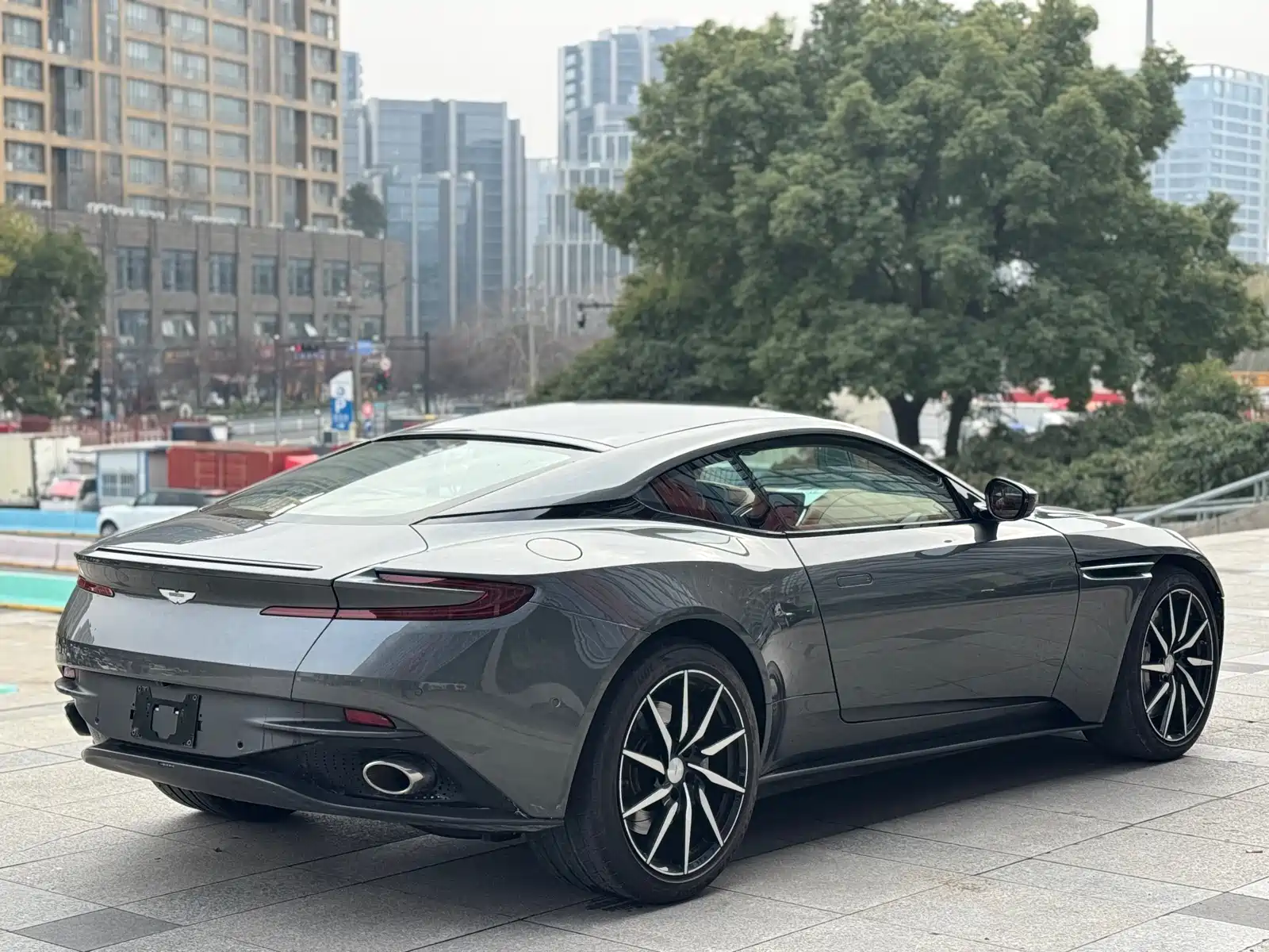 Фото 4 - Aston Martin DB11