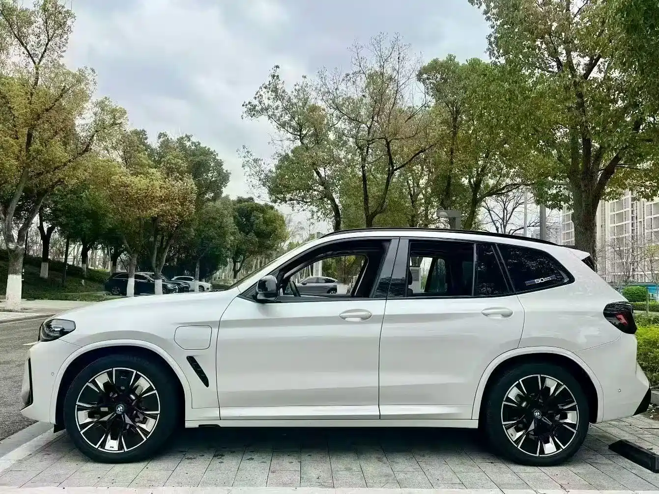 BMW iX3 2022 Leading Edition фото 3