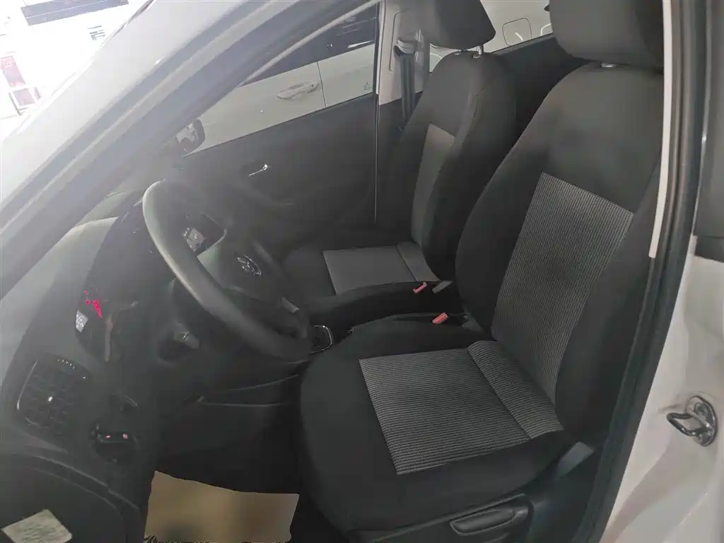 Volkswagen Polo 2016 1.4L Automatic Trend фото 11
