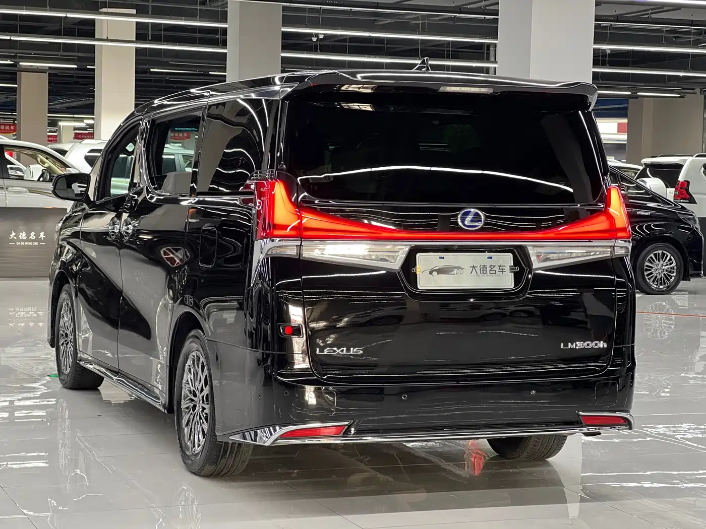Lexus LM 2020 300h Seven-Seater Elegance Edition фото 6