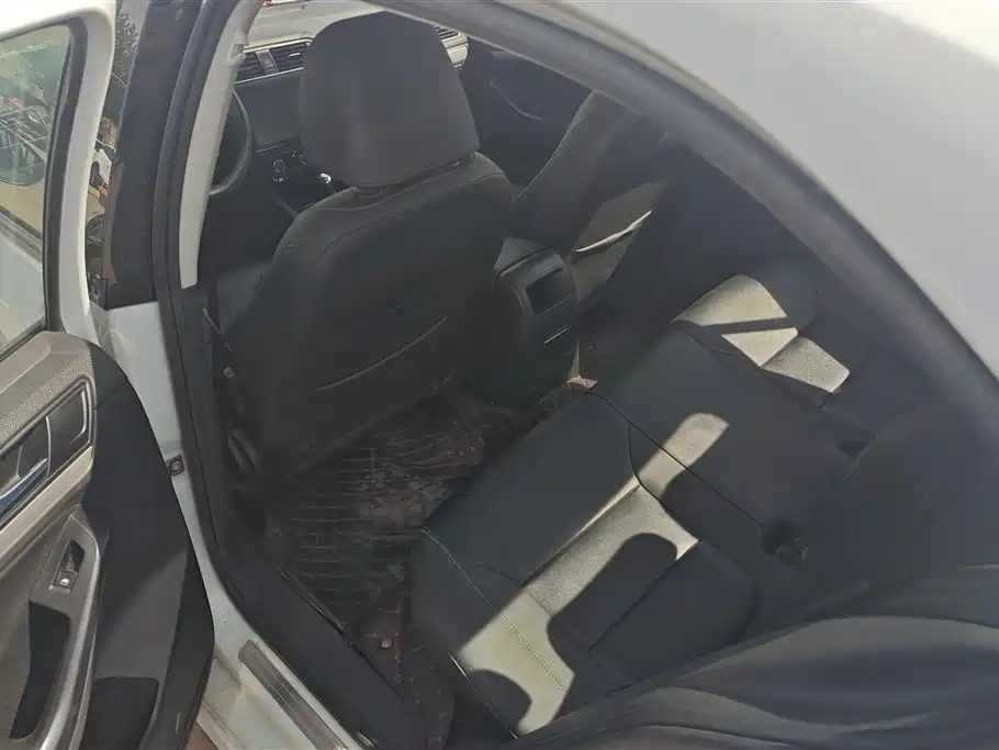 Volkswagen Sagitar 2018 1.6L Automatic Fashion фото 11