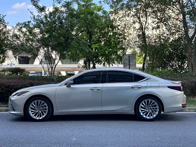 Lexus ES 2021 300h Executive Edition — фото 4