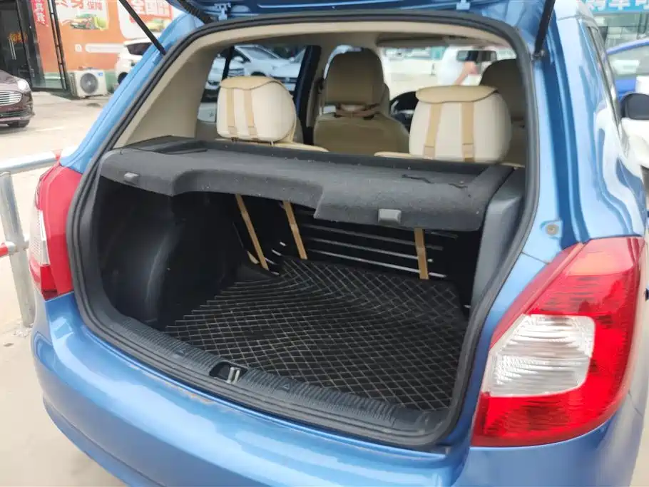 Škoda Fabia 2012 1.4L Automatic Crystal Edition фото 4
