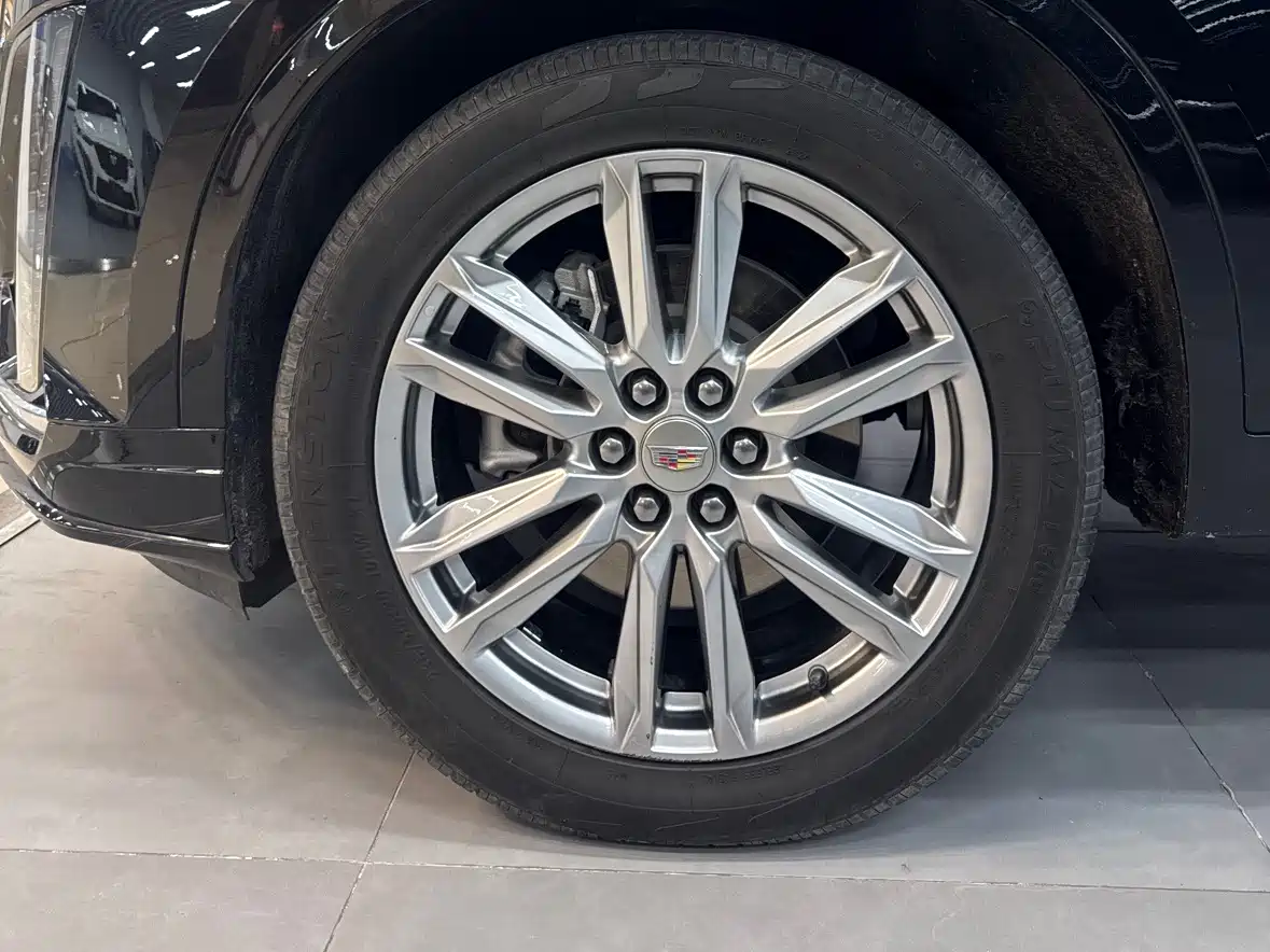 CADILLAC XT6