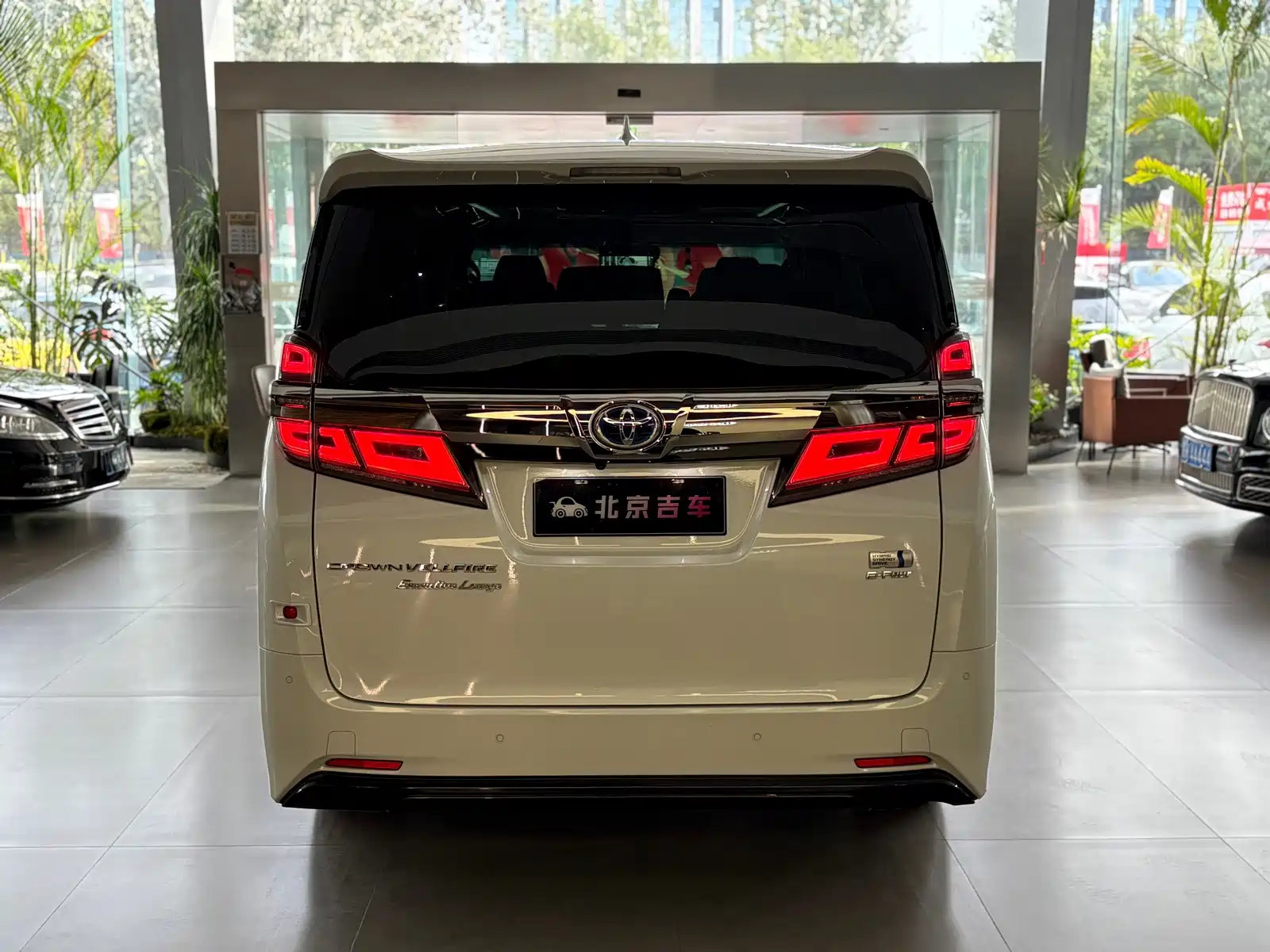 Фото 23 - Toyota Vellfire