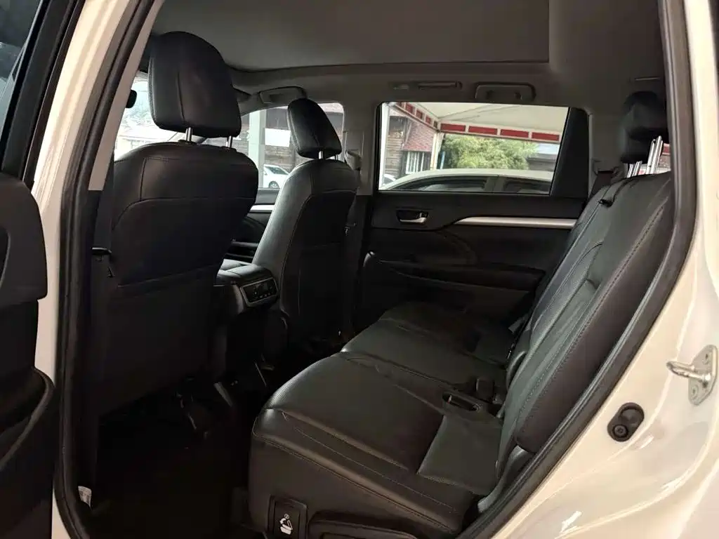 Фото 2 - Toyota Highlander