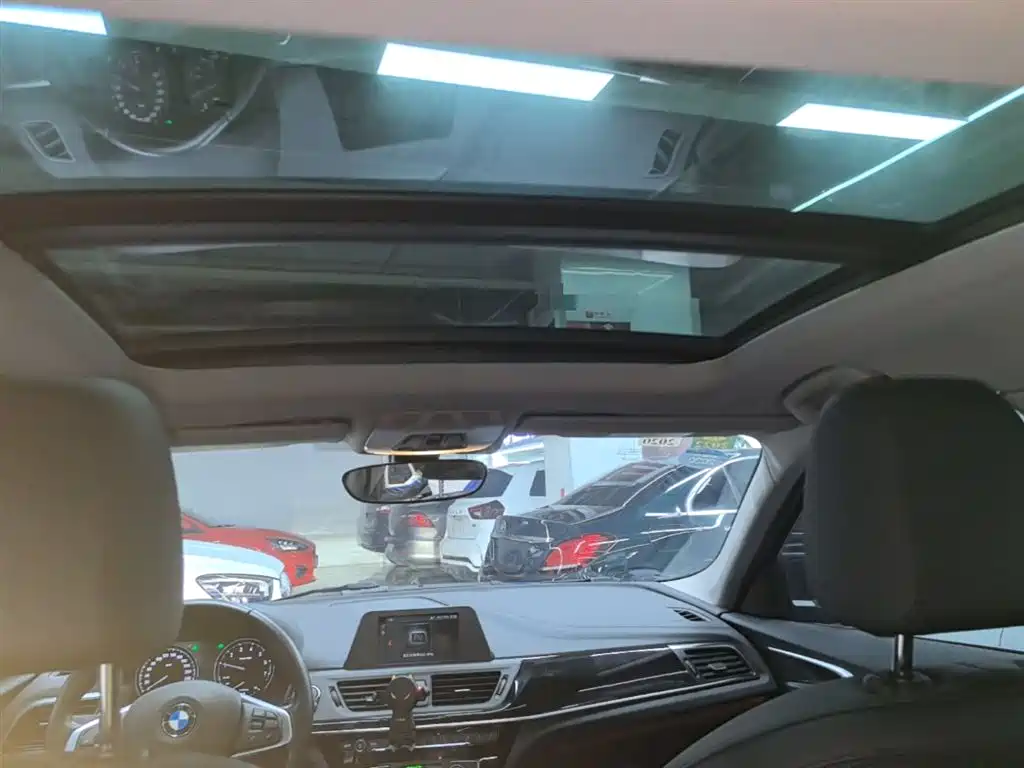 BMW 1 Series 2018 118i Sport Edition фото 18