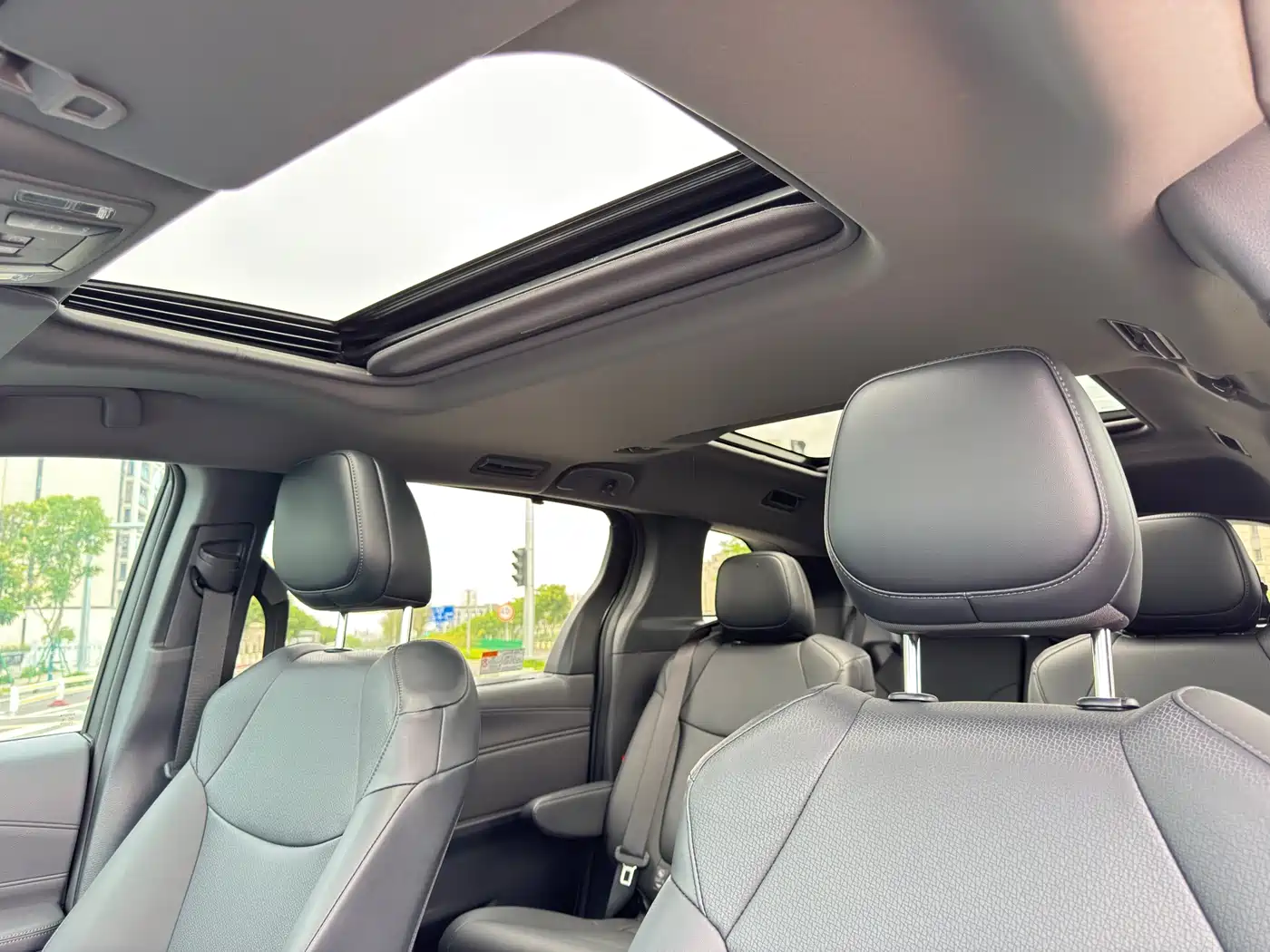 Toyota Granvia 2024 2.5L Hybrid Luxury фото 17