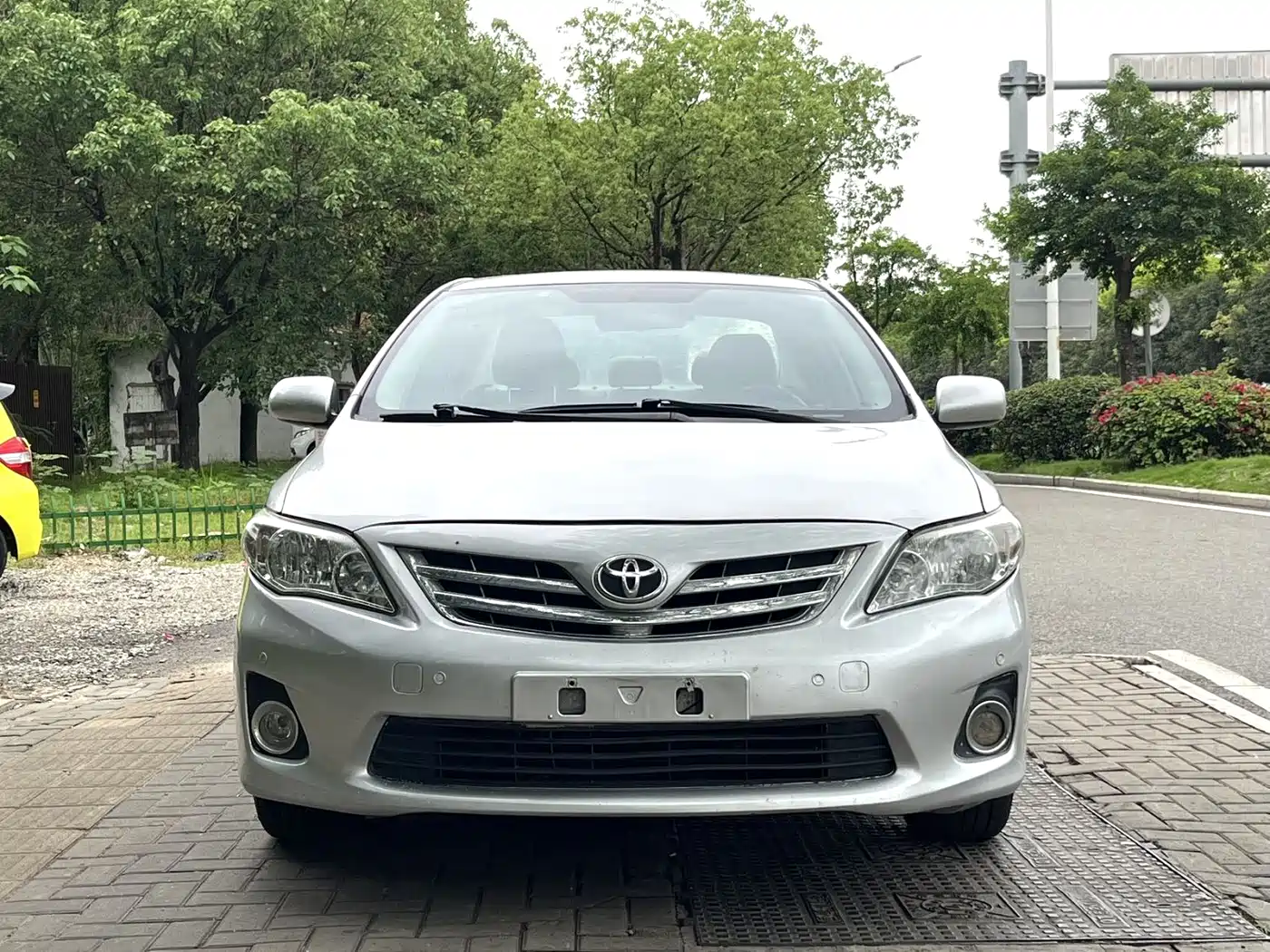 Toyota Corolla 2011 Model 1.8L CVT GLX-i фото 3