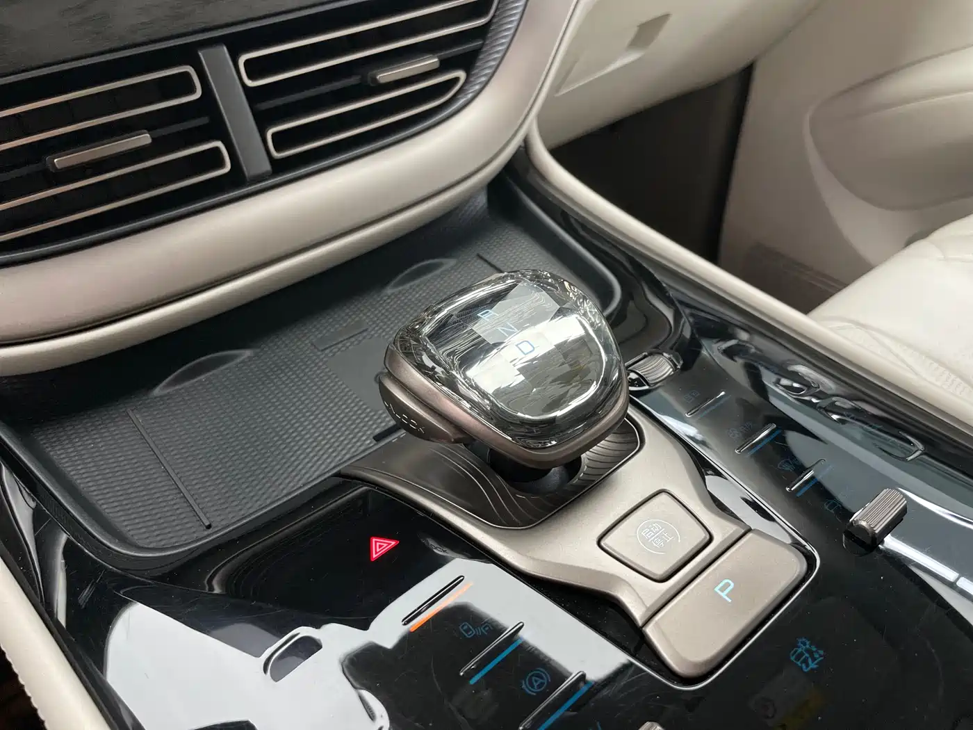 Denza D9 2022 DM-i 1040 Premium фото 14
